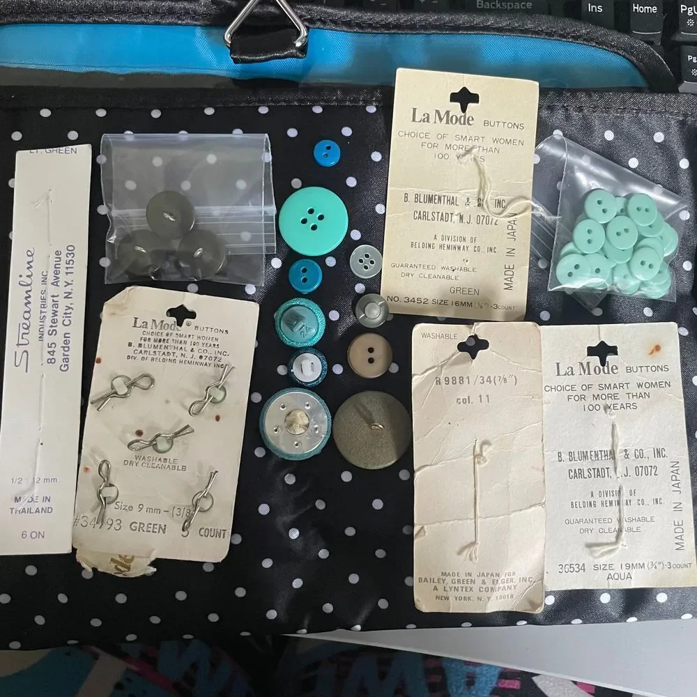 Vintage Lot sewing Clothing flat shank buttons various material‎ & sizes green